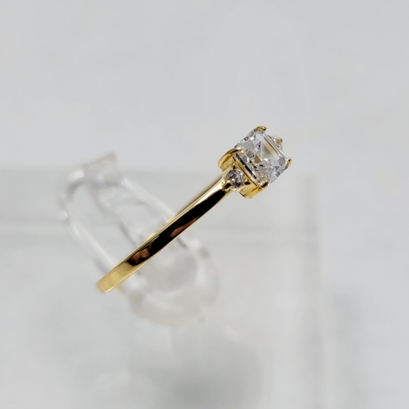 18k Yellow Gold Dainty Princess Cut Ring - Picture 5 of 10